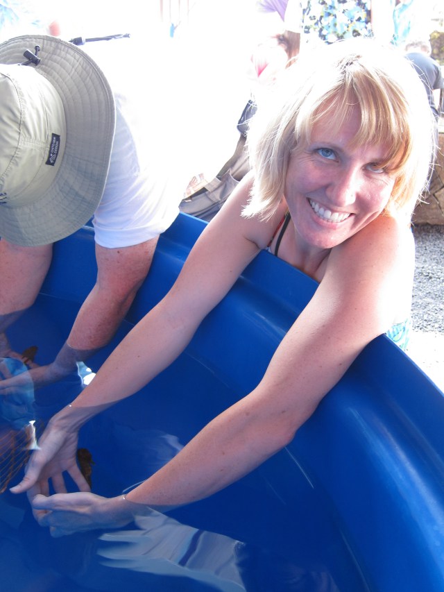 The grand finale of the tour: Merbabe holds a friendly seahorse. BFF